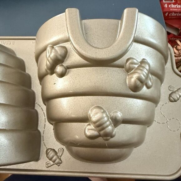 Nordic Ware 3D Beehive Cake Pan Non-Stick Cast Aluminum. Williams Sonoma. NOS - Picture 5 of 6